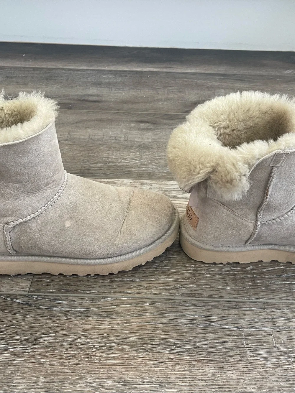 UGG Short Shearling Lined Suede Boots - Cream good condition size 7